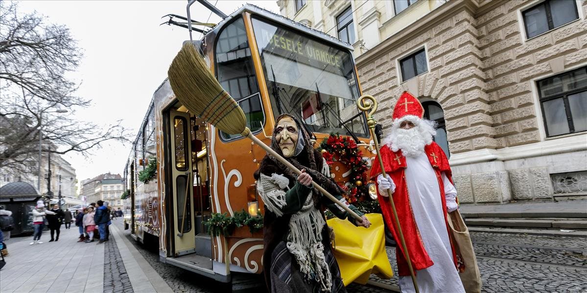 Vianočná električka v centre Bratislavy poteší najmä deťúrence