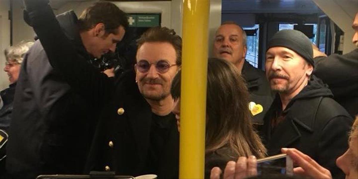 VIDEO Bono a The Edge z U2 zahrali v berlínskom metre, previezli sa aj "svojou" linkou