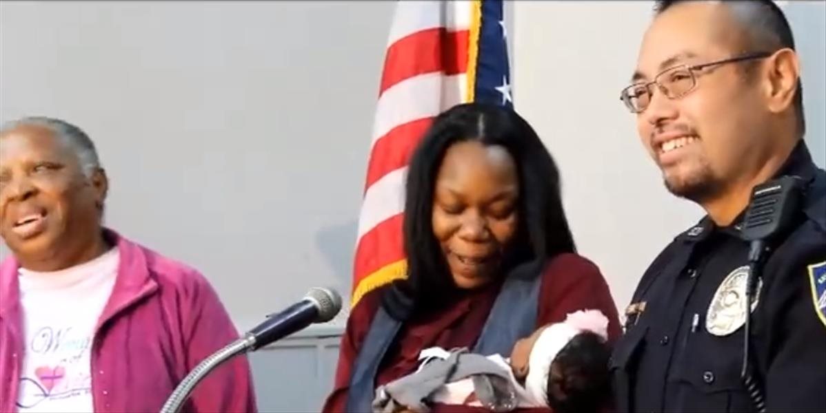 VIDEO Policajt zachytil volanie zúfalej matky, kojencovi zachránil život