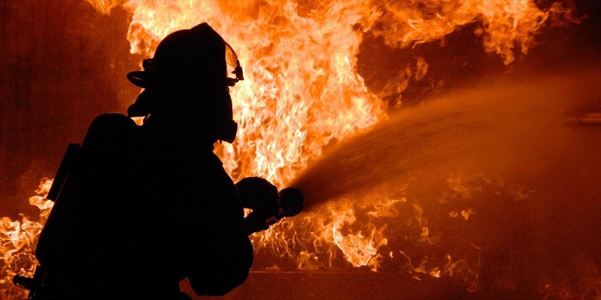 FOTO Pri požiari chatrče v okrese Sabinov zhoreli dve osoby