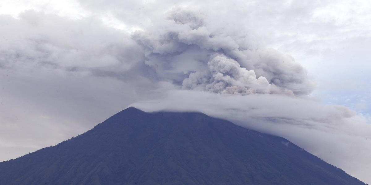 Balijská sopka Agung opäť chrlí popol