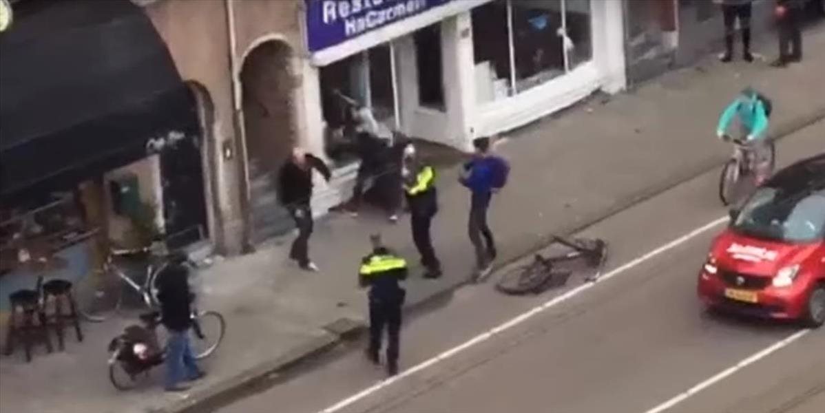 VIDEO Arab rozbíja tyčou židovskú reštauráciu v Amsterdame, policajti sa nečinne prizerajú