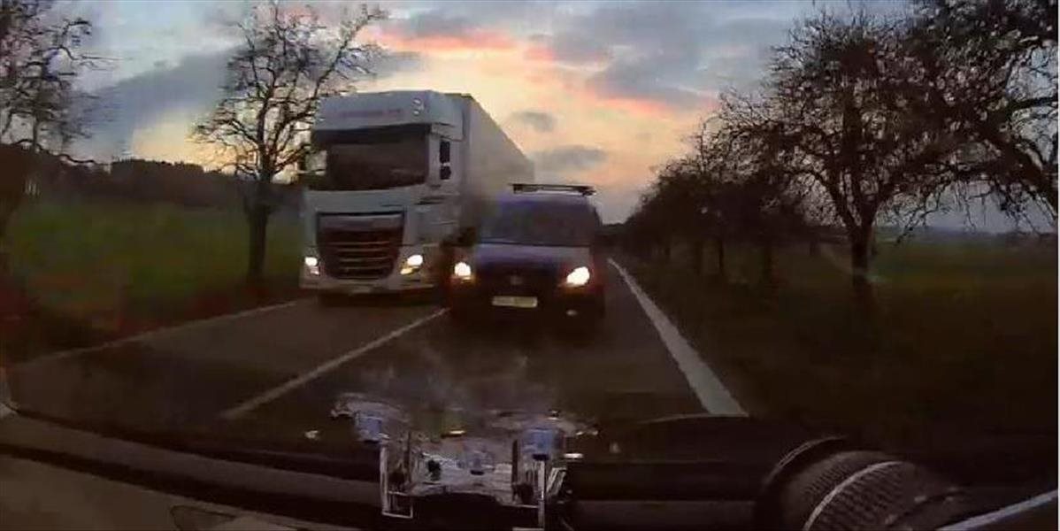 VIDEO Netrpezlivý vodič predbiehal cez plnú čiaru, čelne vrazil do policajtov!