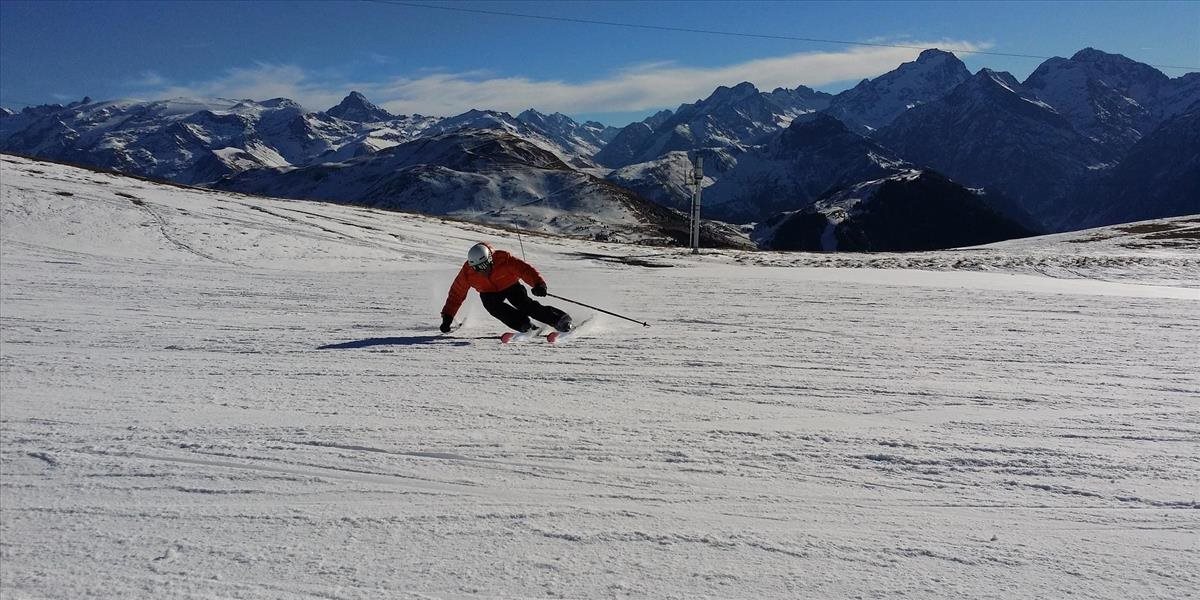 Niektorí lyžiari riskujú, a aj napriek zlým podmienkam idú do lavínového terénu