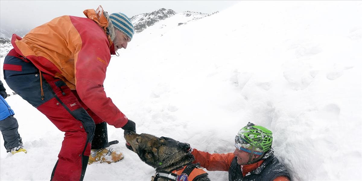 Horskí a leteckí záchranári pomáhali dvom zraneným ľuďom