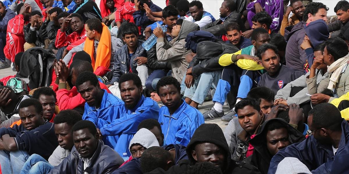 Úrady zachránili 104 utečencov zo severnej Afriky