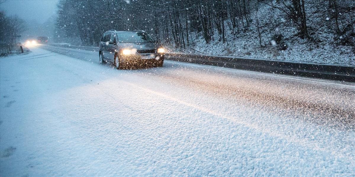Na Donovaloch silno sneží, horský priechod uzavreli pre nákladné vozidlá nad 10 m