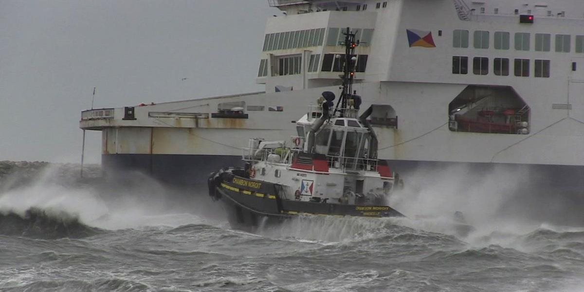 Britský trajekt uviazol na plytčine, pasažieri sú už v bezpečí