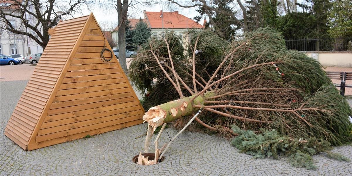Silný vietor zlomil vianočný strom v Stupave