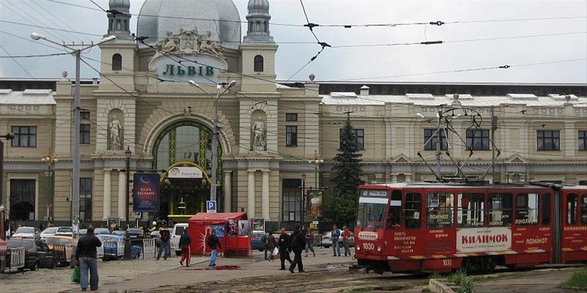 V ukrajinskom Ľvove vybuchla nálož pod prázdnym autobusom poľských turistov