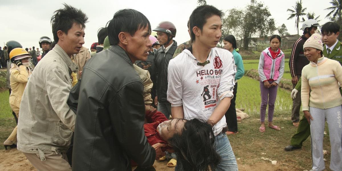Jedenásť žiakov vo Vietname utrpelo zranenia pri páde z balkóna