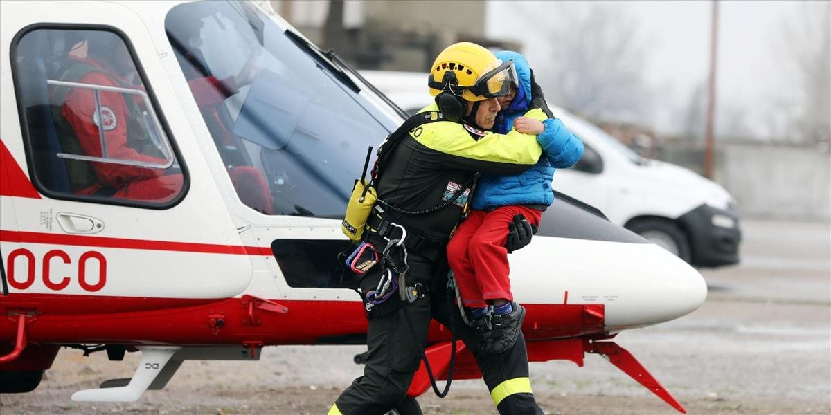 V Taliansku evakuovali ľudí zo zatopených domov vrtuľníkmi