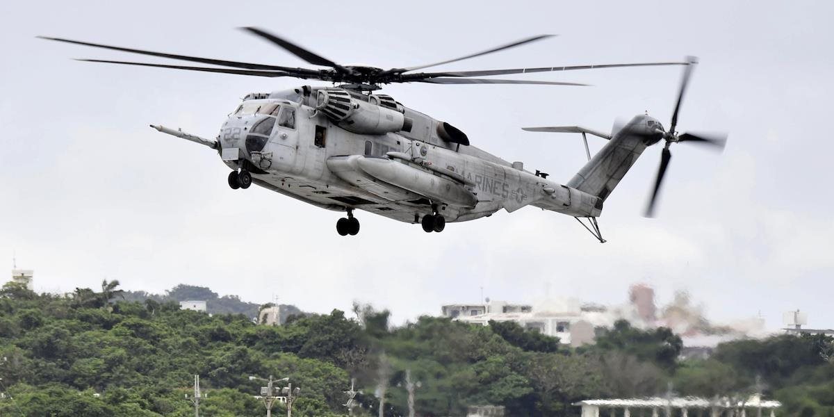 Pád okenného rámu z americkej vojenskej helikoptéry spôsobil zranenie chlapca