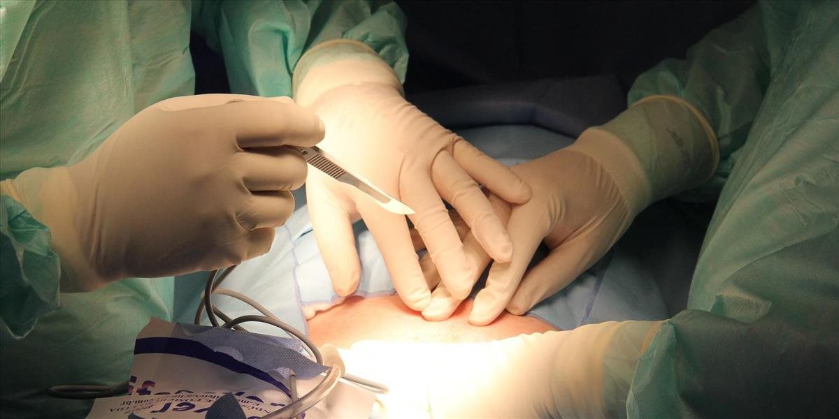 Britský chirurg sa priznal, že pacientom vypaľoval svoje iniciály na pečeň