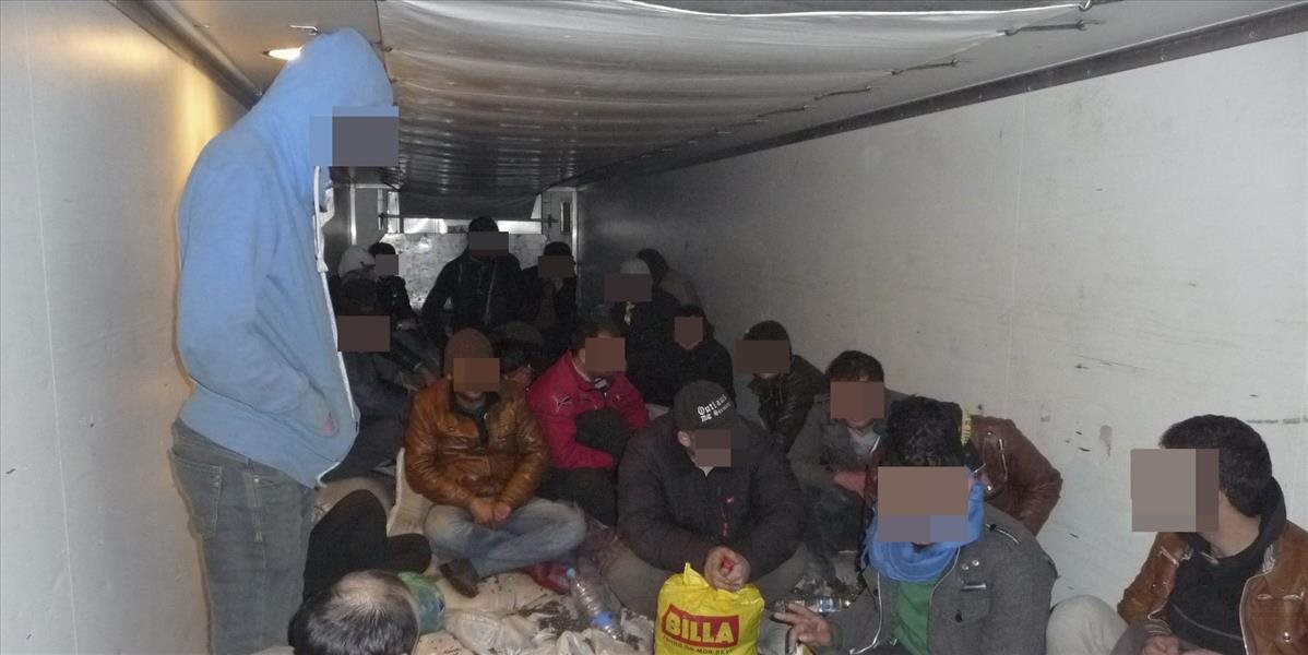 Na maďarsko-rumunskej hranici našli v tureckých kamiónoch 38 migrantov