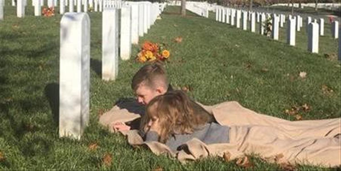 FOTO Deti prvýkrát prišli k hrobu svojho otca, ich reakcia vám zlomí srdce