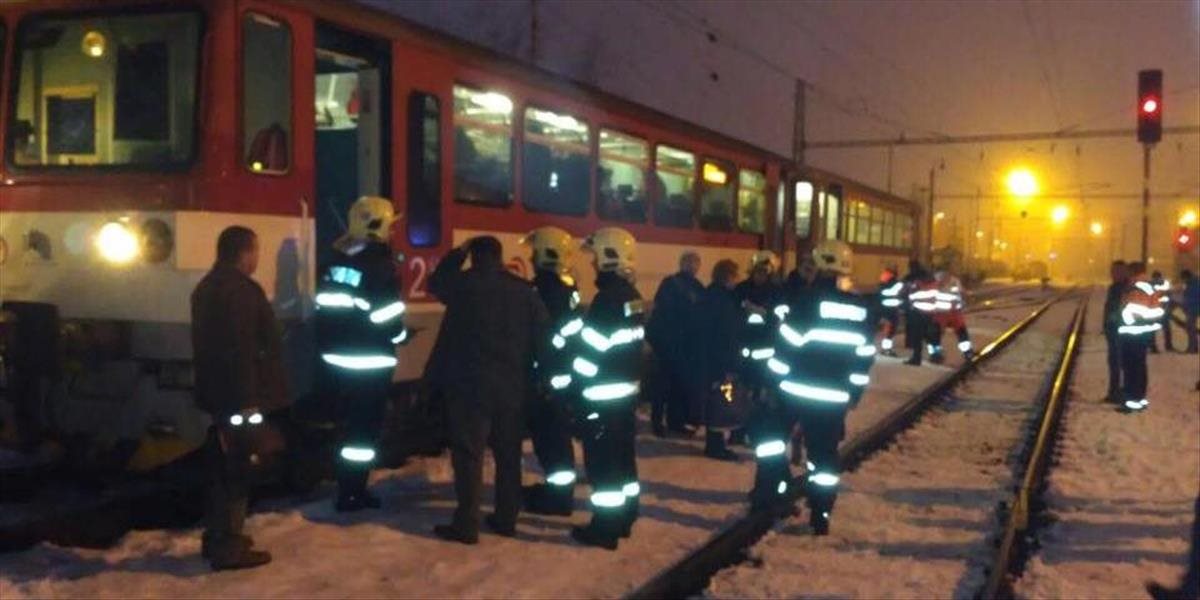 FOTO Vo Zvolene sa zrazil nákladný vlak s osobákom! Na mieste zasahujú hasiči