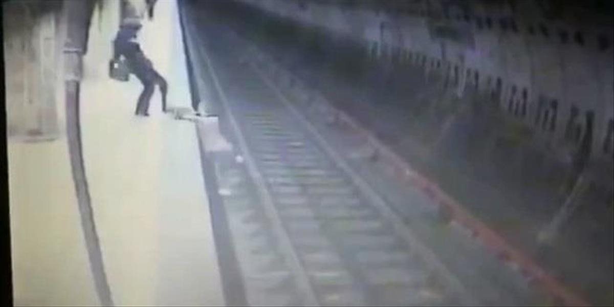 VIDEO Žena skopla dievčinu pod prichádzajúcu súpravu metra