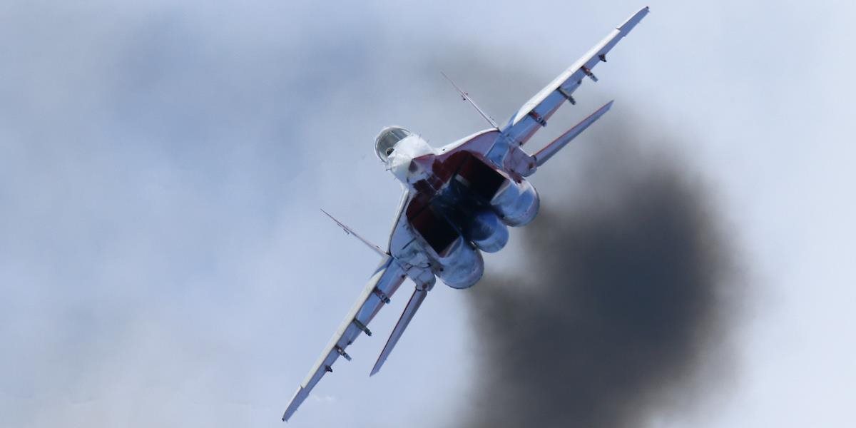 Neďaleko Varšavy sa zrútila armádna stíhačka MiG-29: Pilot nehodu prežil