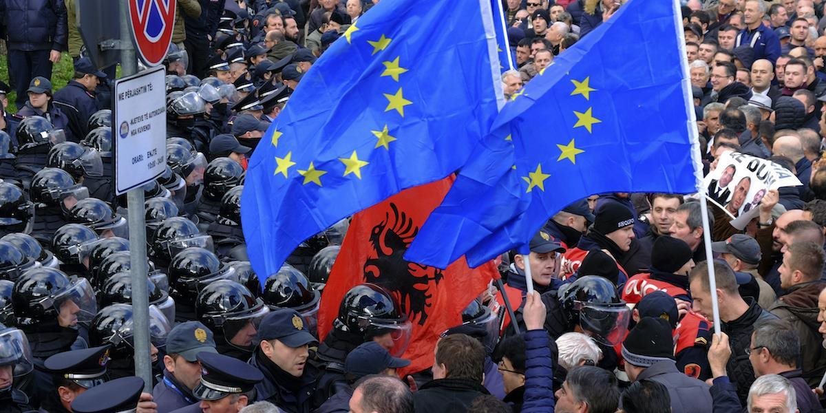 Demonštráciu pred parlamentom v Albánsku sprevádzali zrážky s políciou