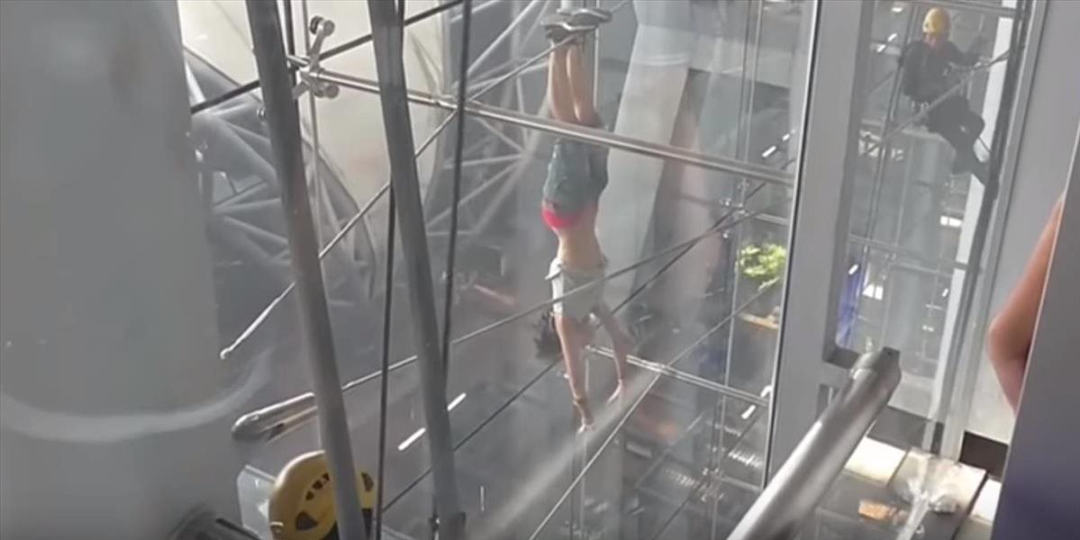 VIDEO Žena balansovala na letisku na oceľových lanách, nakoniec spadla