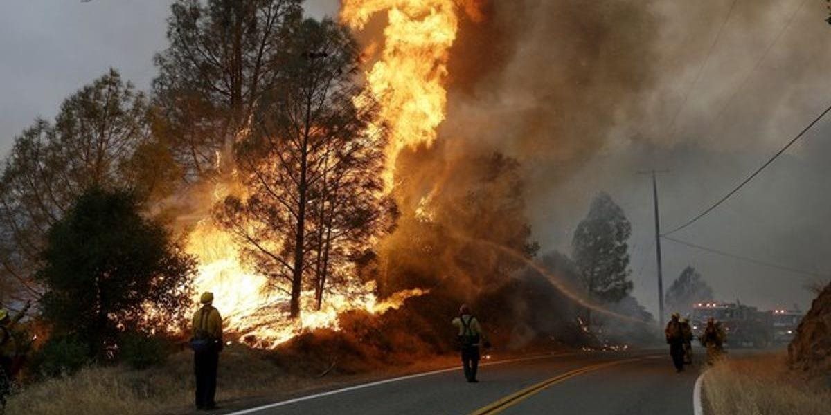 Kalifornským hasičom sa konečne podarilo dostať pod kontrolu  mohutný požiar