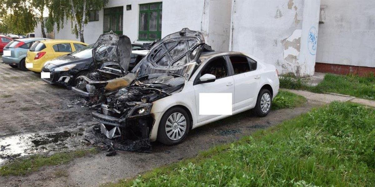 Michalovčana obvinili z úmyselného podpálenia motorových vozidiel