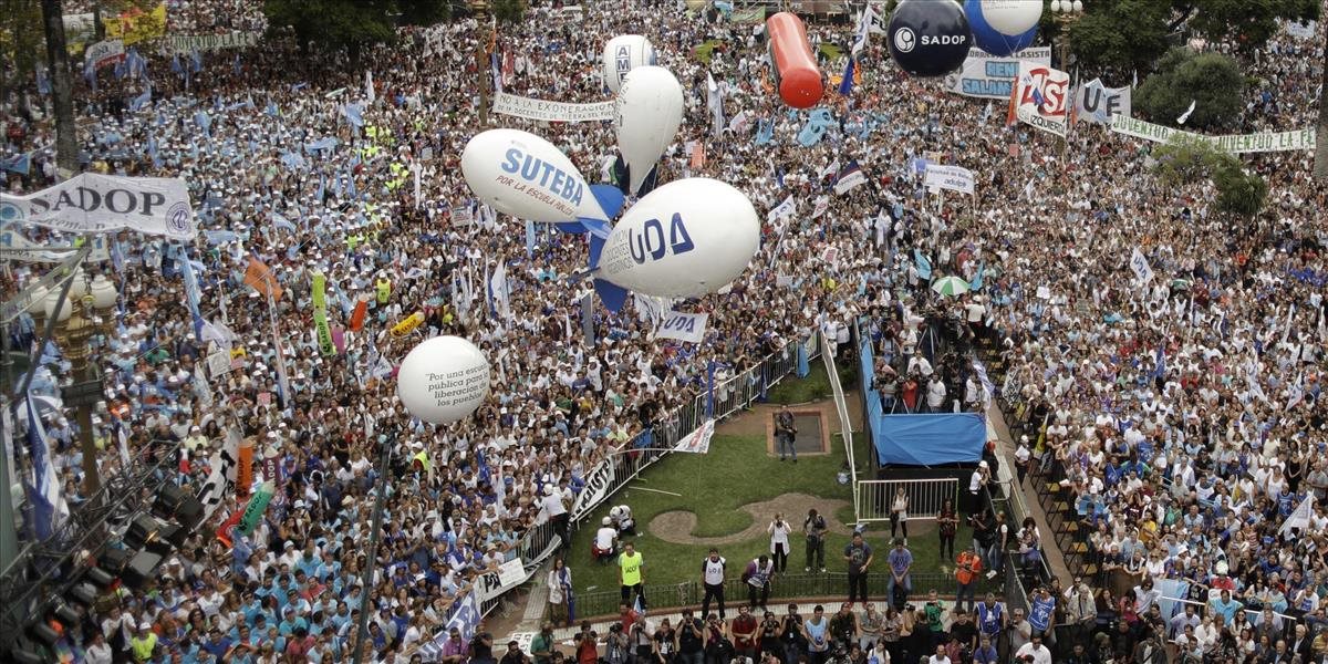 V argentínskom parlamente prešlo zníženie dôchodkov, v uliciach sú násilné protesty