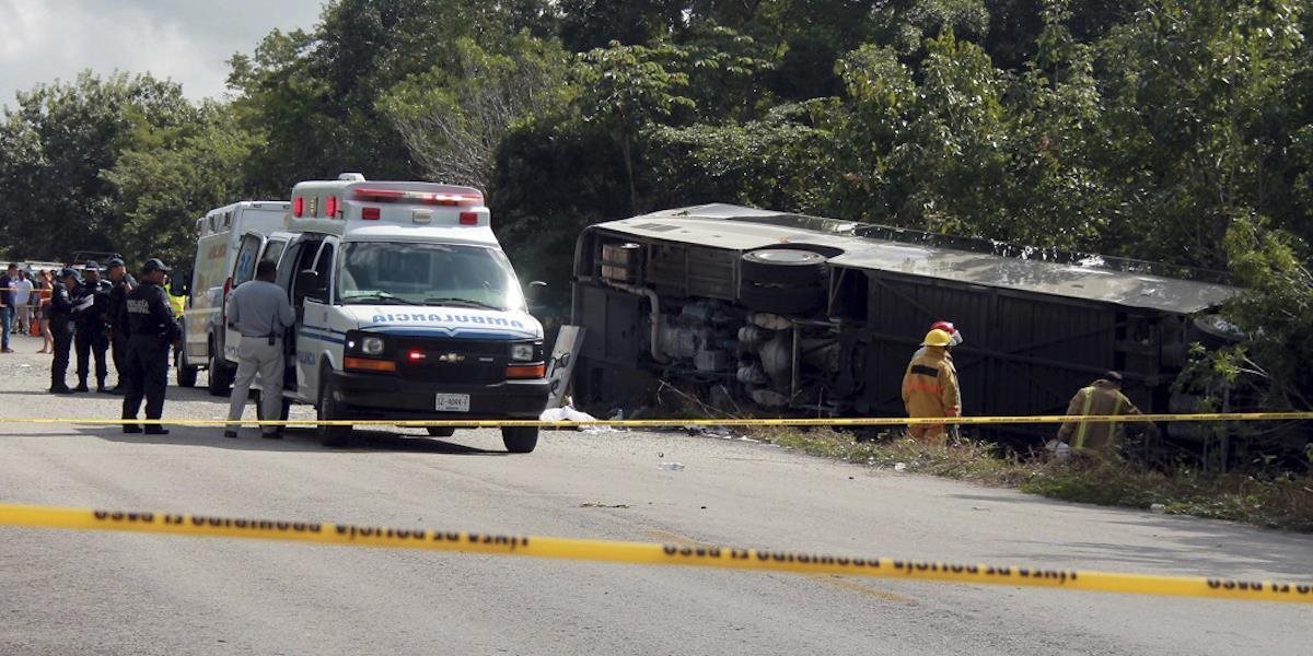 FOTO Pri nehode autobusu v Mexiku zahynulo 12 turistov