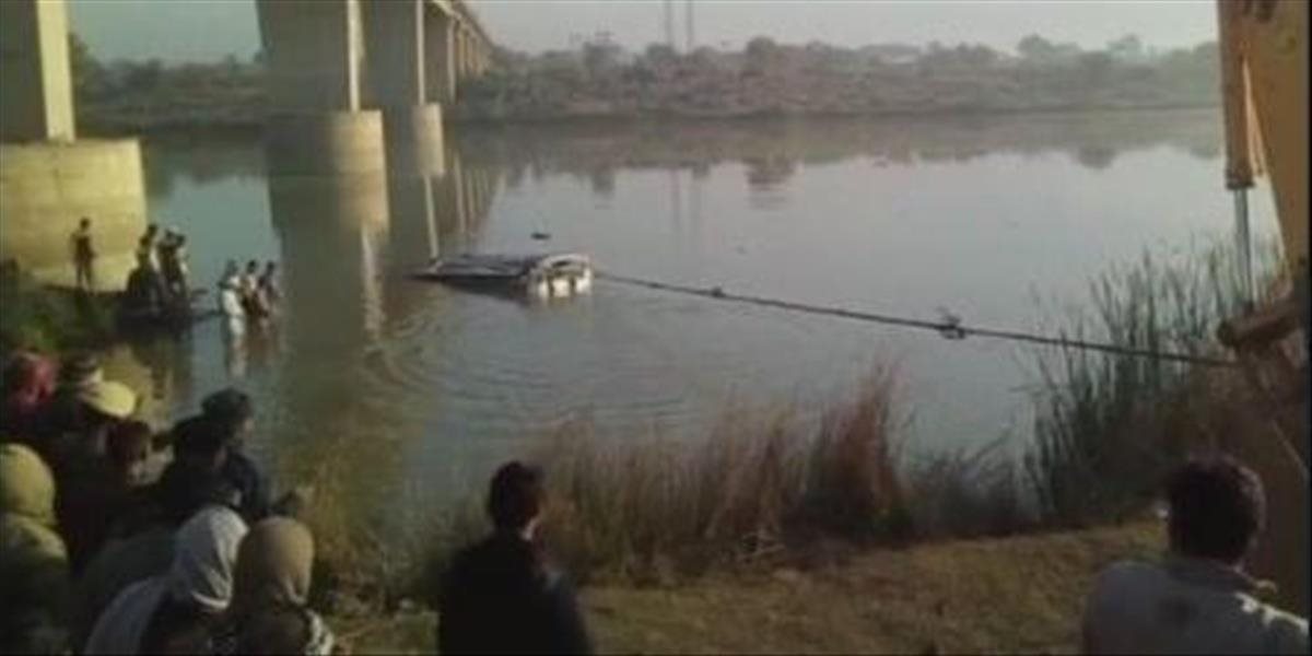 Hrôzostrašná nehoda autobusu v Indii: Prerazil zvodidlá a zrútil sa do rieky