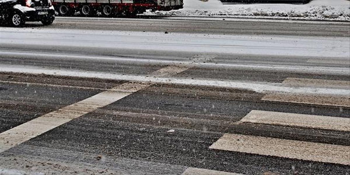 Cestári upozorňujú vodičov na hmlu, poľadovicu i snehové jazyky