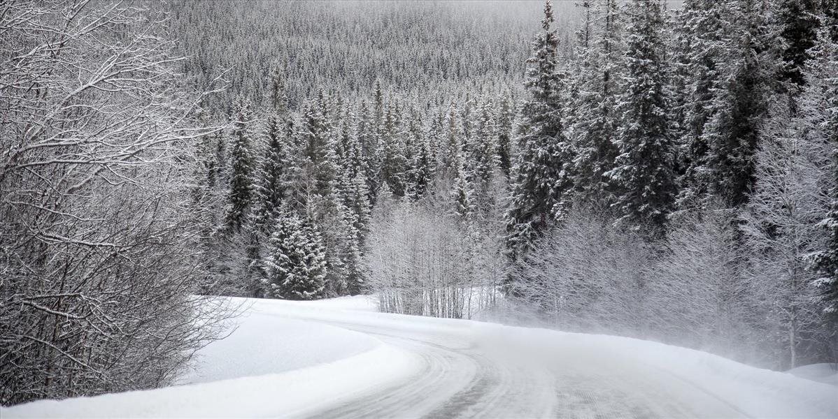 Cestári upozorňujú na silné sneženie v okolí Štrby a Pastierskeho