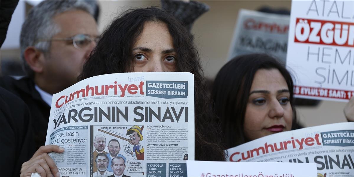 Turecký súd nariadil ponechať vo väzbe štyroch pracovníkov denníka Cumhuriyet