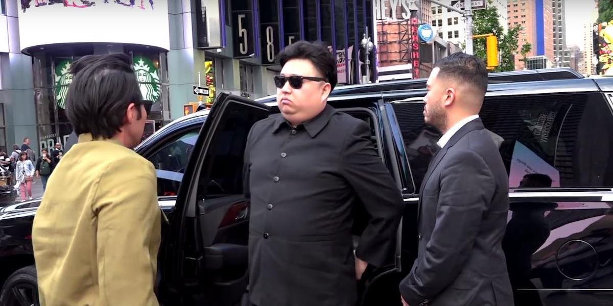 VIDEO V Soule majú vlastného Kima Čong-una: Chodí s ochrankou a nemá problém fotografovať sa s ľuďmi
