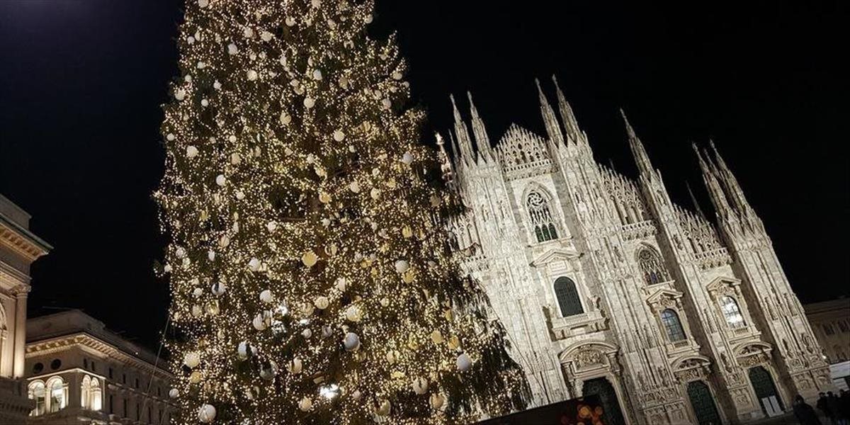 Afričan vyliezol na vianočný strom, aby z neho zložil hviezdu