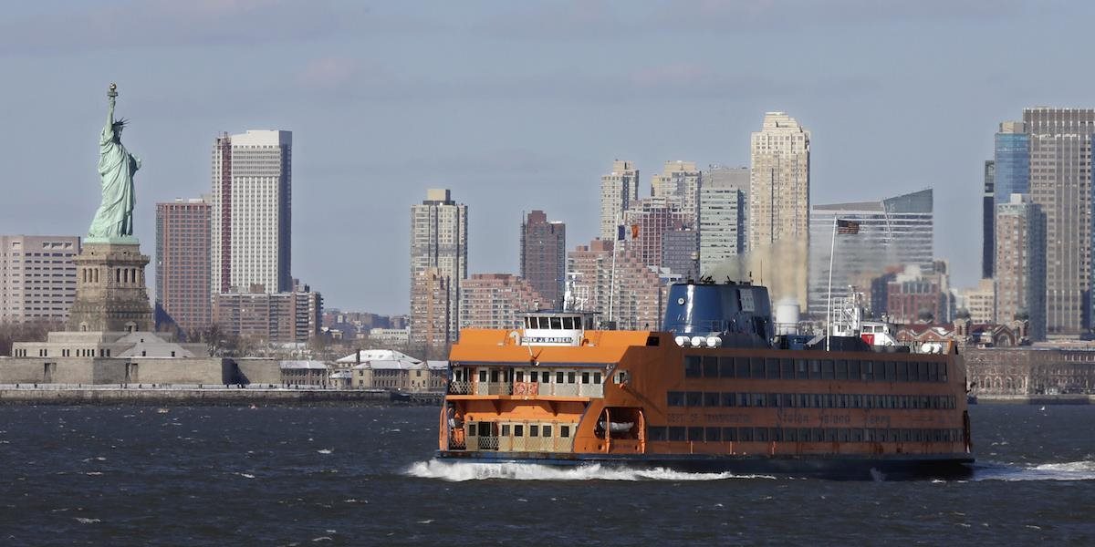 V New Yorku uviazol trajekt s 27 ľuďmi na palube