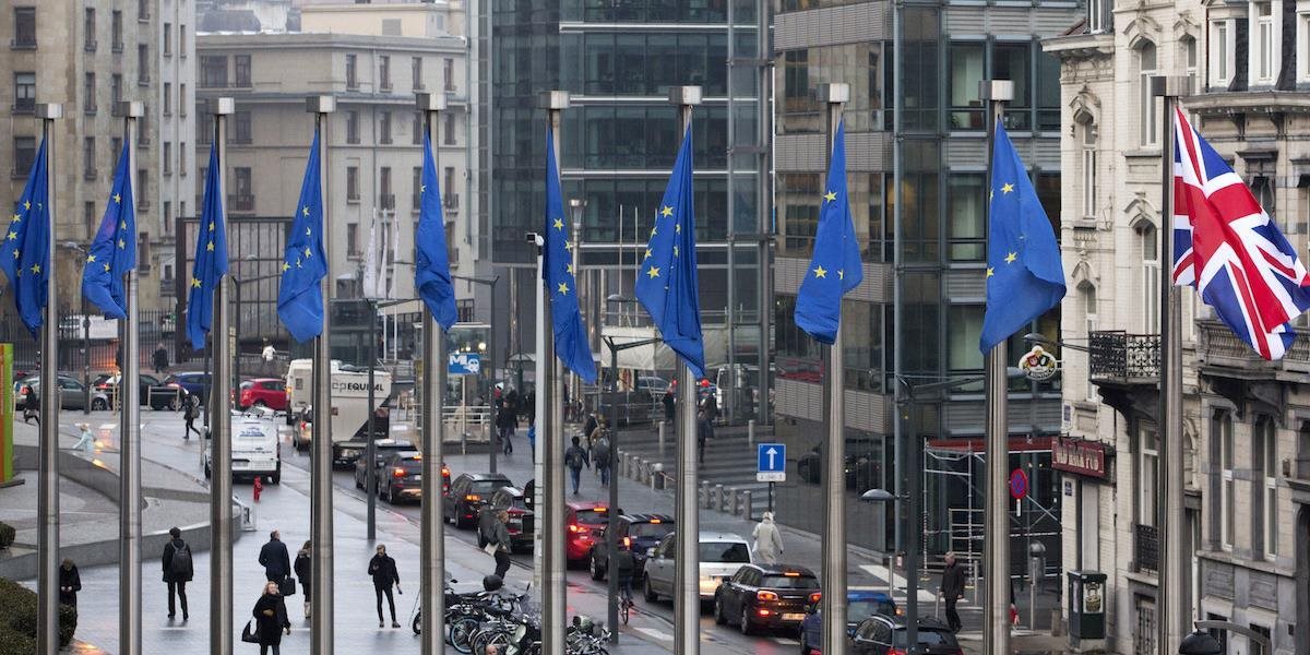 Väčšina Britov si myslí, že EÚ má v rokovaniach o brexite silnejšiu pozíciu