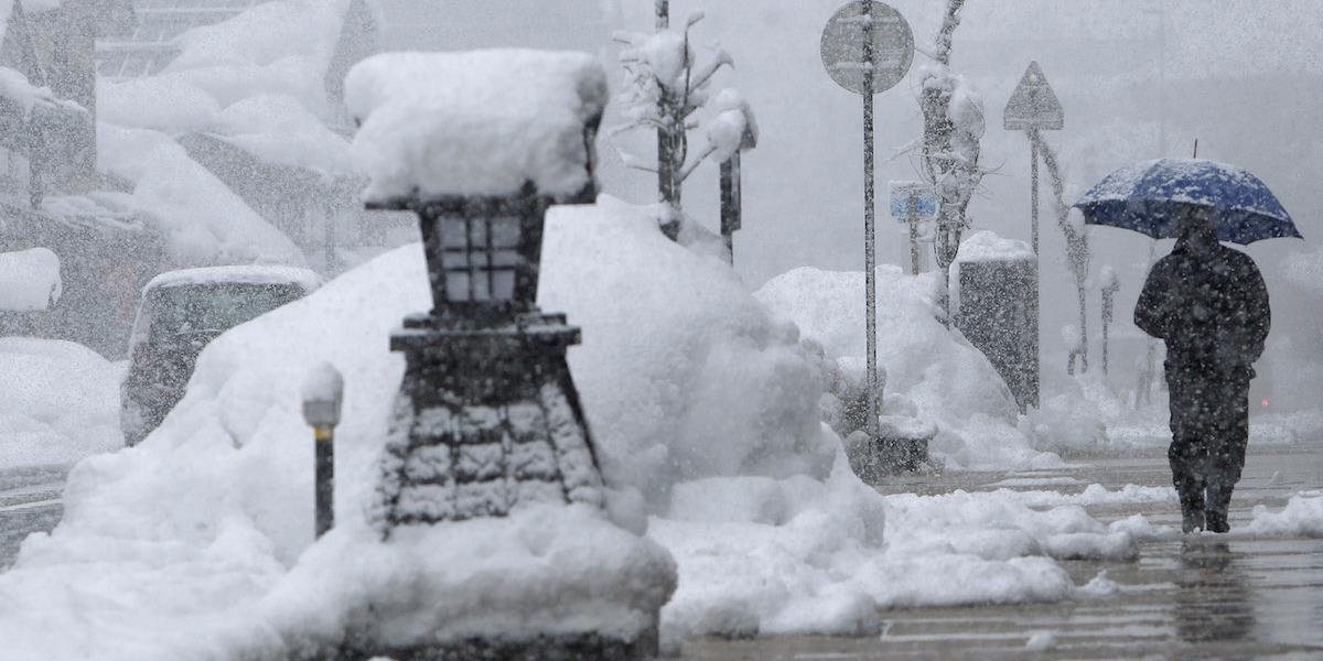 Japonsko bičuje silná snehová víchrica