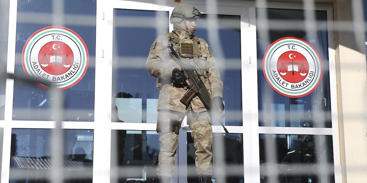 Pri viacerých raziách zadržali v Turecku takmer 40 údajných členov IS