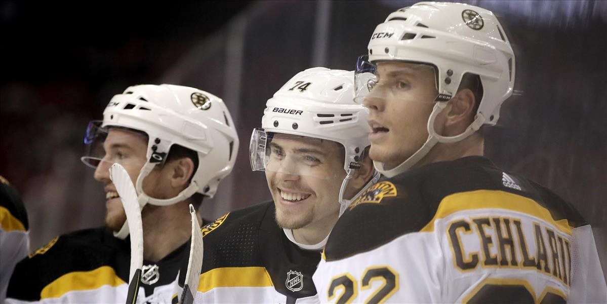 NHL: Cehlárik po zranení kolena trénuje s tímom, jeho návrat do zostavy Bostonu sa blíži