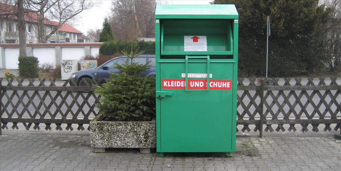 Muž v Nemecku zomrel po snahe získať oblečenie zo zberného kontajnera