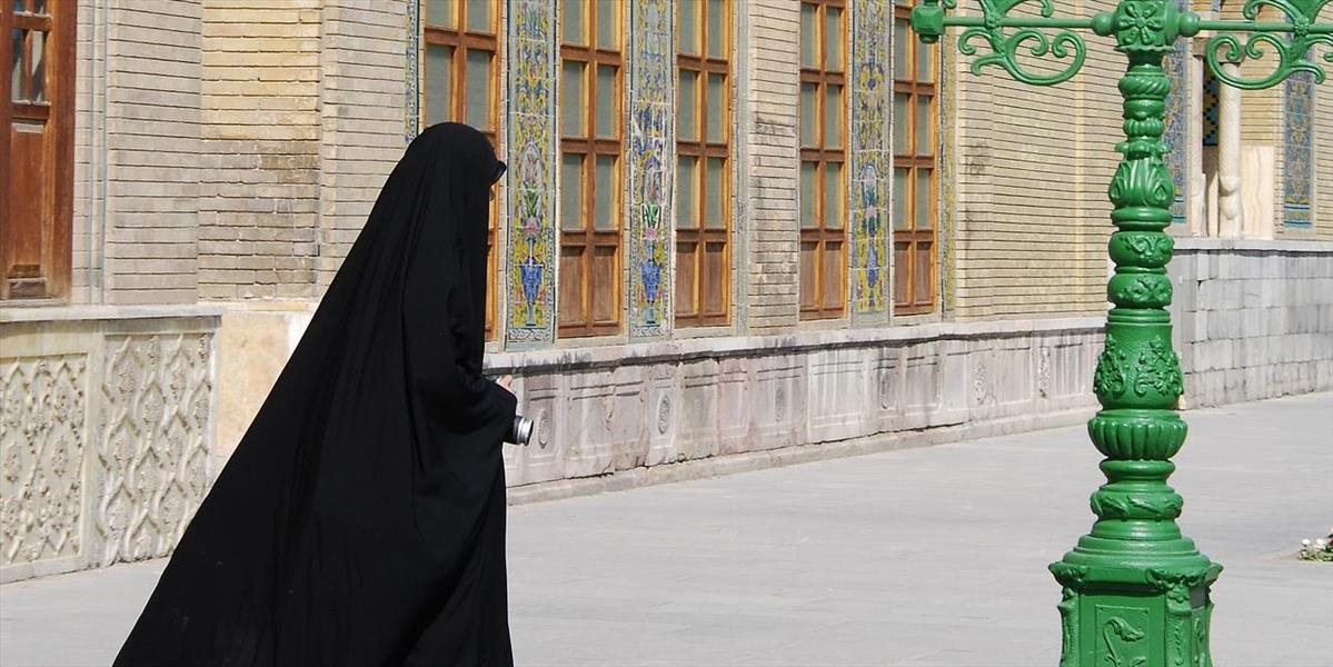 Teheránska polícia sľubuje, že za porušenie pravidiel odievania už nebude zatýkať