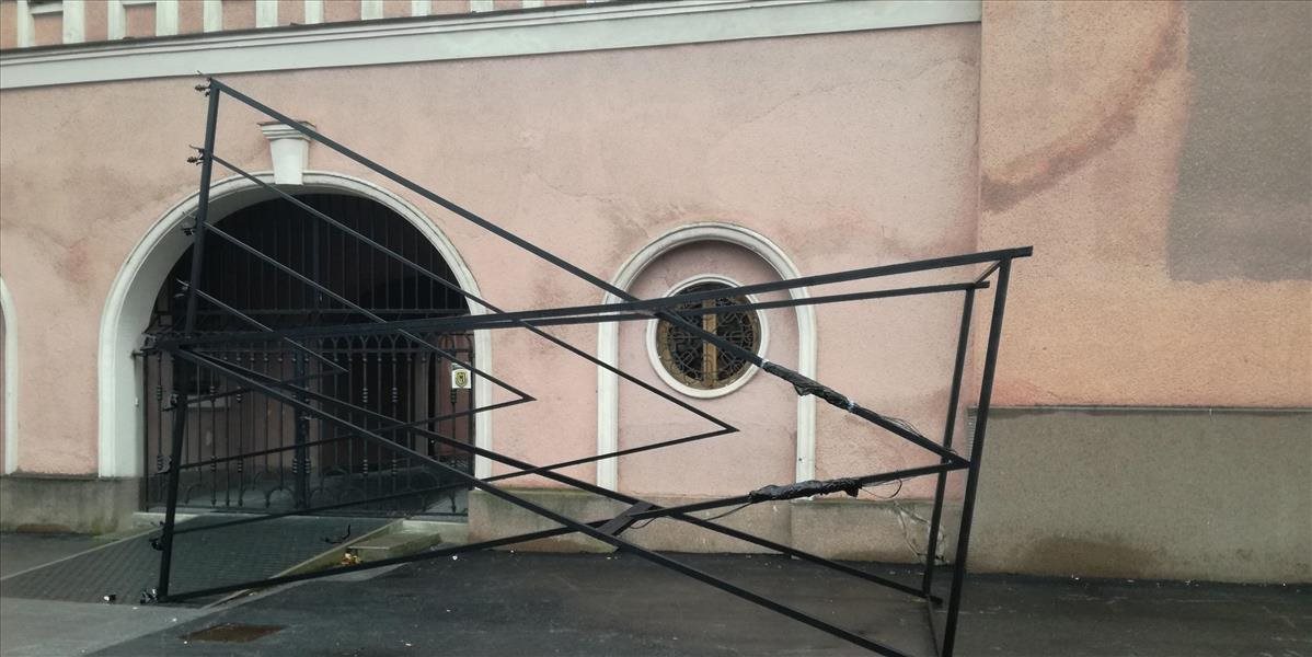 Vandali poškodili chanukový svietnik pred synagógou v Košiciach, polícia začala stíhanie