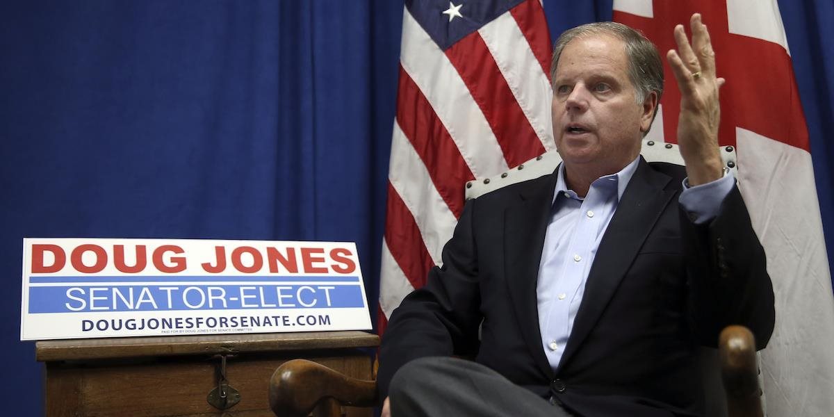 Víťazom doplnkových volieb do federálneho Senátu je demokrat Jones