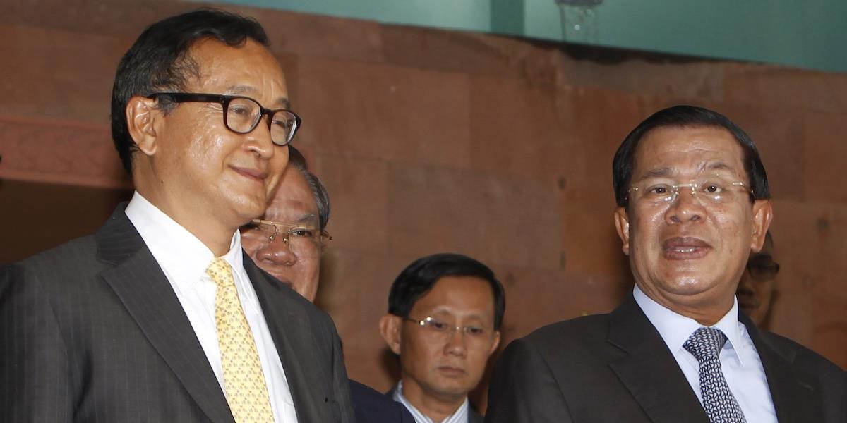 Líder opozície v Kambodži musí zaplatiť milión dolárov za ohováranie premiéra
