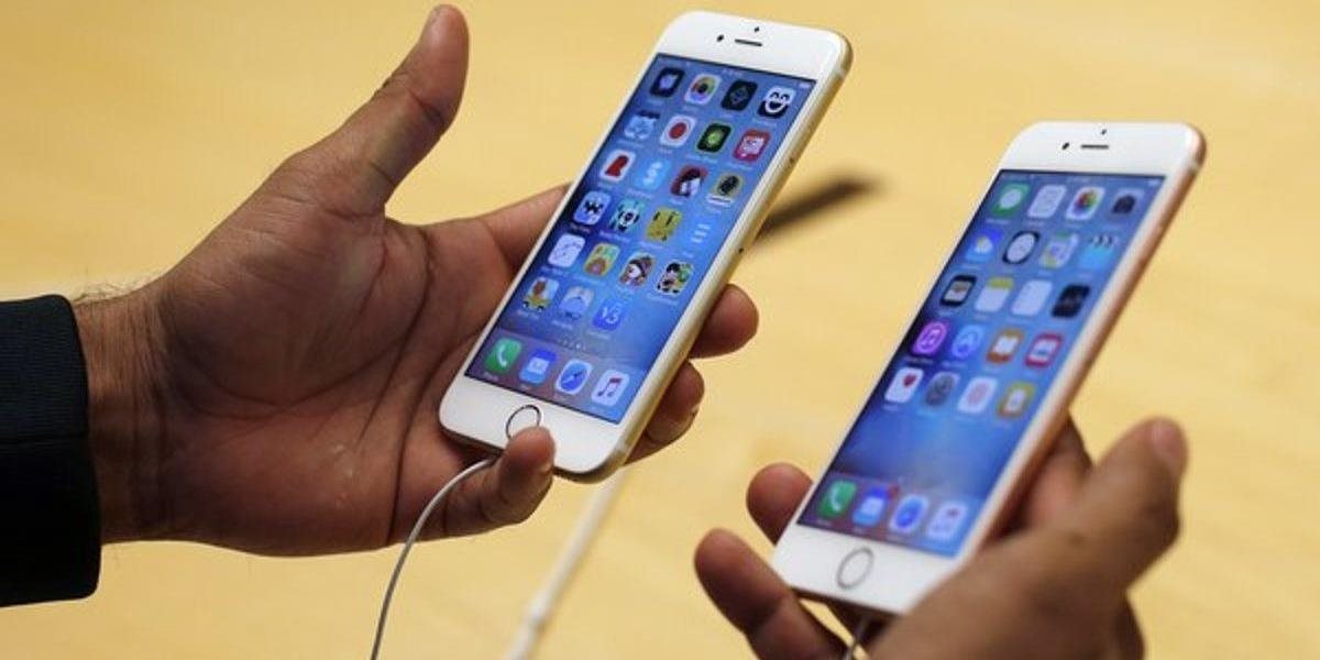 Apple podviedol svojich zákazníkov, úmyselne znižoval výkon starých iPhonov