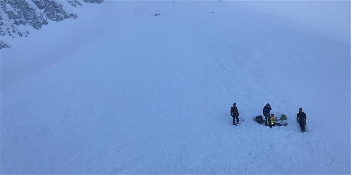 Lavína strhla dvoch lyžiarov