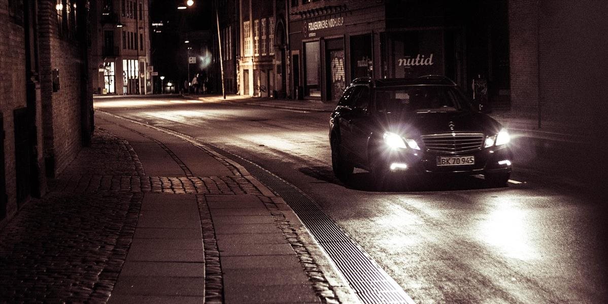 Vodič sa v Düsseldorfe pokúsil zraziť ochrankárov pred diskotékou