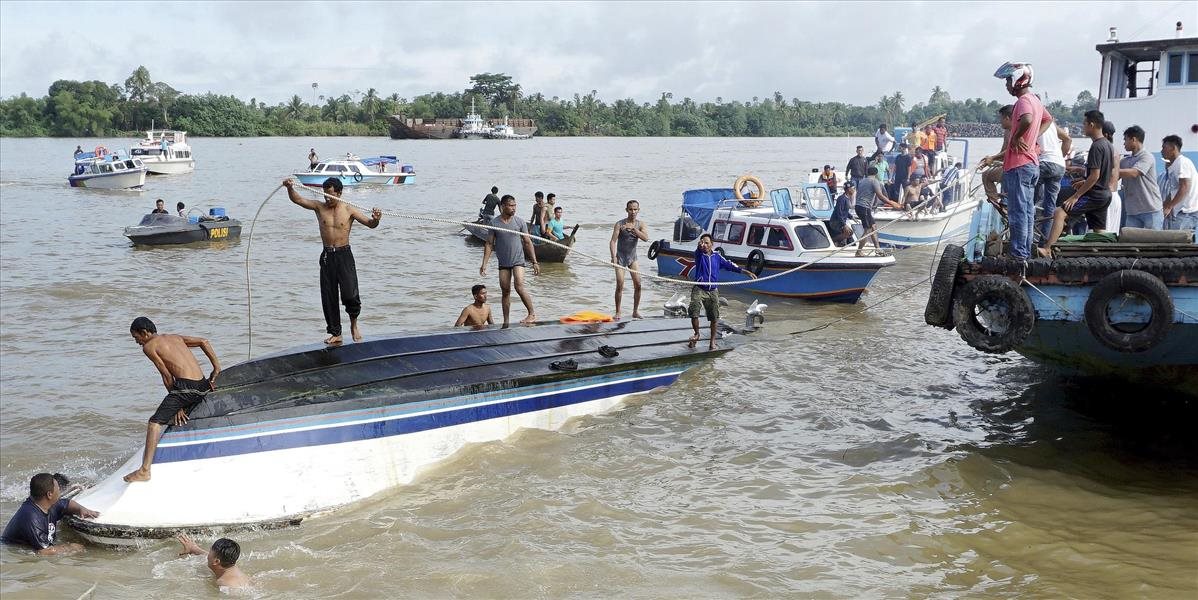 Pri indonézskych brehoch Bornea sa prevrátil čln s 51 ľuďmi, ôsmi zahynuli