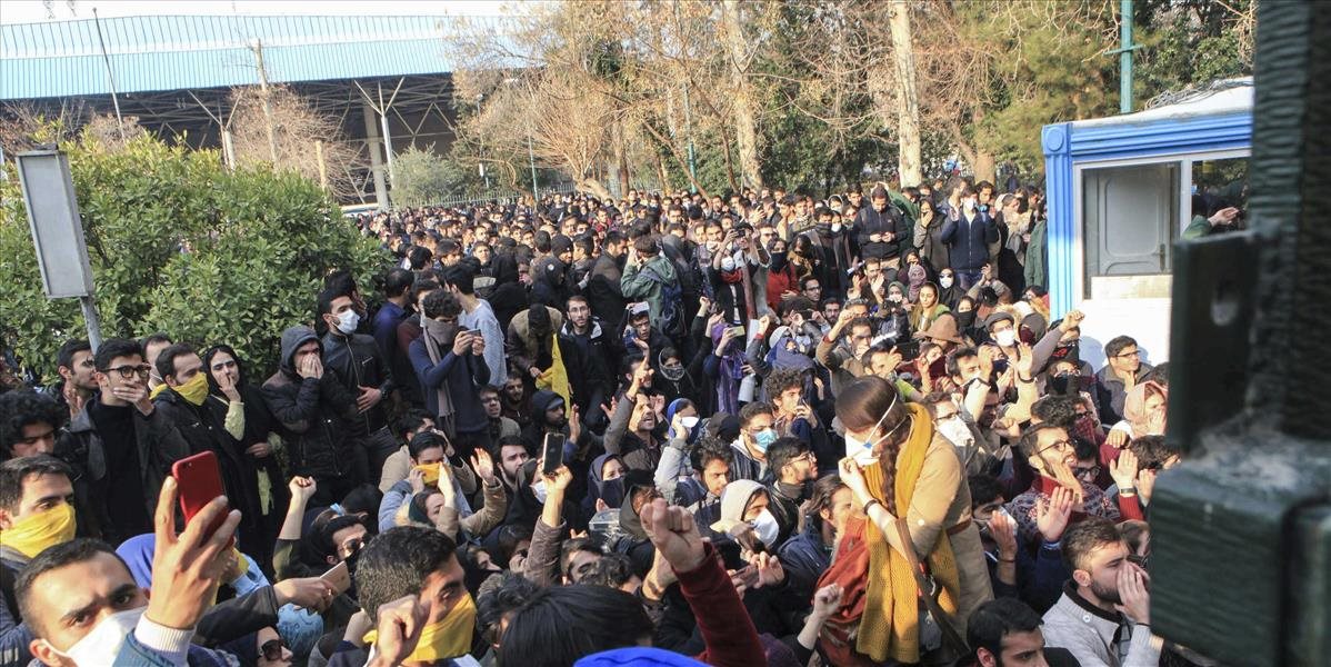 Irán vrie: účastníci protestov vraj útočia na ozbrojené zložky, sú obete, režim sa otriasa